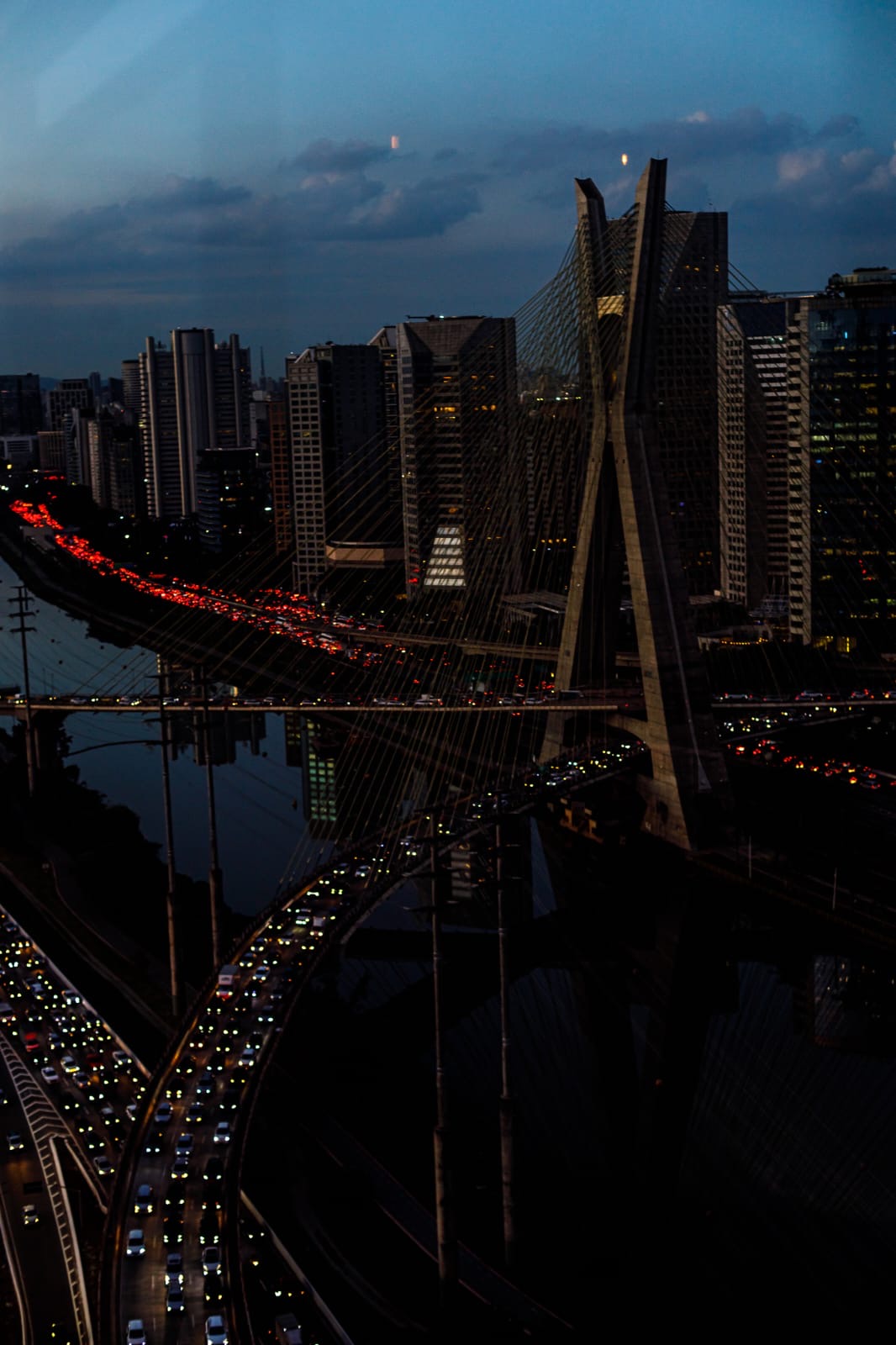 Vista noturna da Ponte Estaiada Octávio Frias de Oliveira a partir do rooftop