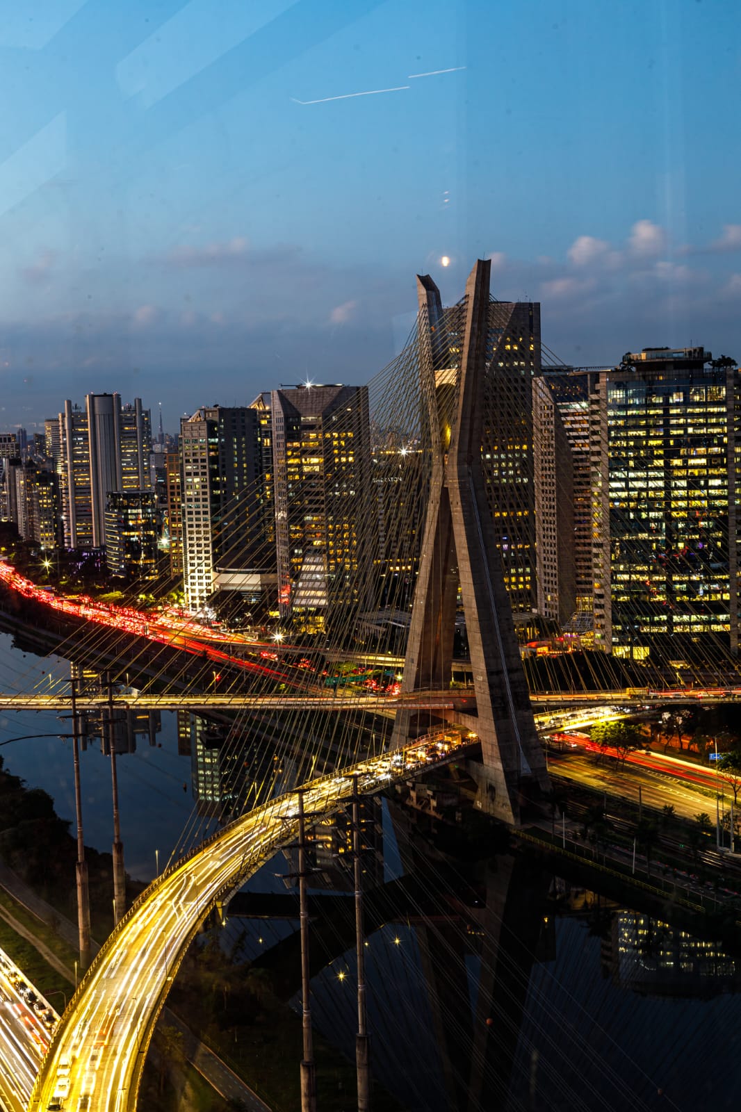 Vista noturna da Ponte Estaiada e dos edifícios iluminados de São Paulo